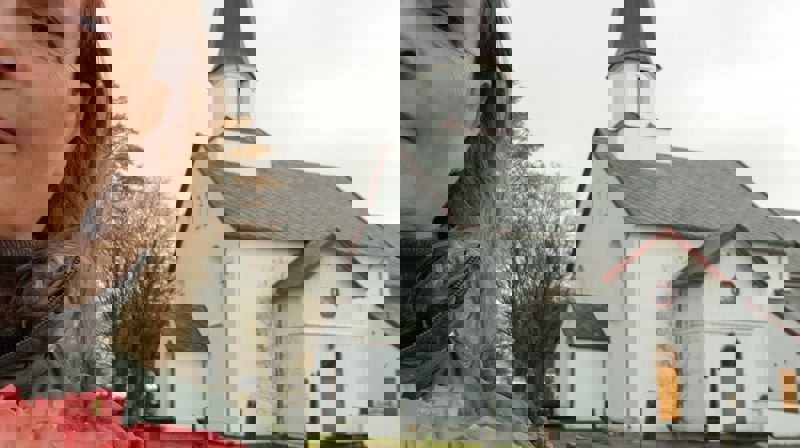 May Slettan utenfor Ørland kirke