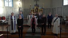 På innsettelsen - fra venstre: sokneprest Åse Rugland, kirkeverge Silje Ysland, Leder i Orkland kirkelige fellesråd Helge Klungland, sokneprest Marita Hammervik-Owen, kateket Tonje M Stølan, konfirmentene Elen Bjørnbeth og Malin Sandli Storli, klokker Jorhild Ljøkjel, menighetspedagog Liv Randi H Sødal og diakon Ingrid H Karlsen