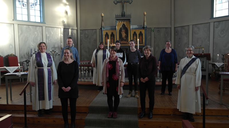 På innsettelsen - fra venstre: sokneprest Åse Rugland, kirkeverge Silje Ysland, Leder i Orkland kirkelige fellesråd Helge Klungland, sokneprest Marita Hammervik-Owen, kateket Tonje M Stølan, konfirmentene Elen Bjørnbeth og Malin Sandli Storli, klokker Jorhild Ljøkjel, menighetspedagog Liv Randi H Sødal og diakon Ingrid H Karlsen