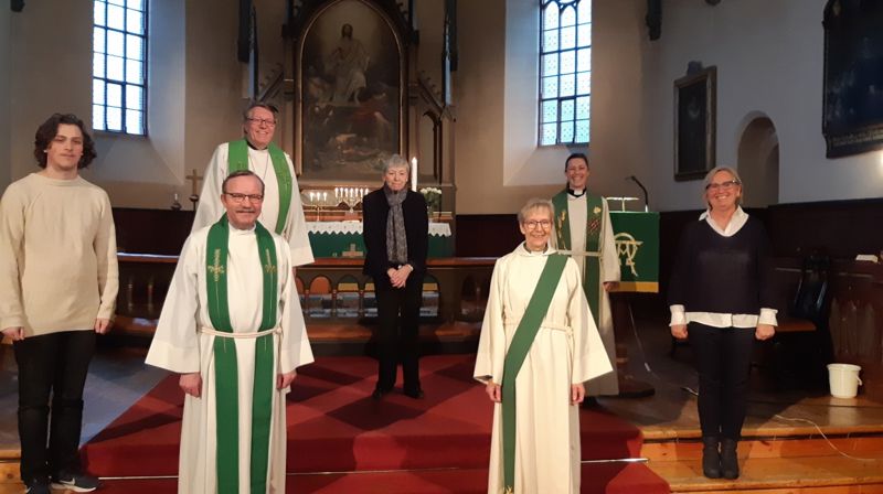 Fra venstre: Kirketjener Ola Mattias Lohn Rugland, prost Dagfinn Thomassen, prostiprest Pål Ove Lilleberg, leder i Orkdal menighetsråd Liv Digerås Håvik, diakon Ingrid Holte Karlsen, sokneprest Eldfrid Marie Hollevik Bakken og klokker Hildegunn Eikli