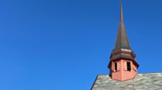 Mange av landets kirkeklokker vil ringe for Ukraina søndag 13. mars klokken 13. Bilde fra Meldal kirke