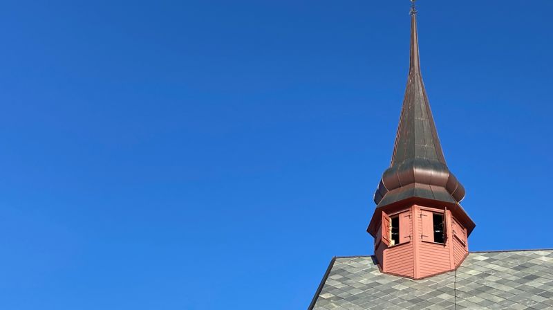 Mange av landets kirkeklokker vil ringe for Ukraina søndag 13. mars klokken 13. Bilde fra Meldal kirke