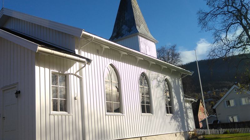 Orkanger kirke kledd i ny drakt