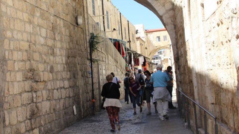 Via Dolorosa, der Jesus bar korset på veg til Golgata. Bildet er fra en annen tid, der vi bl.a. ser ryggen til en fra Orkanger.