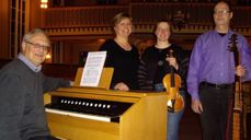 Fosen Barokk deltar under gudstjenesten i Austrått kapell. På bildet: Ole Andreas Fossan, Ann-Kristin Eidsvåg, Inger Johanne Hvitstein og Stig Føll.