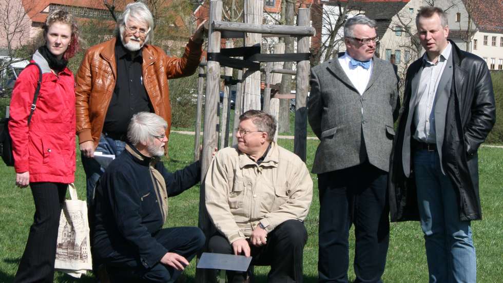 TREPLANTING: Sandra Keller, Wittenberg turistkontor, Dagfinn Aune, nestleder i styret for Ørland kulturseter, Ola Garli, sokneprest i Ørland, Hans W. Kasch, kontaktperson for Det Lutherske Verdensforbund, Terje Bratberg, historiker og Hallgeir Grøntvedt, ordfører i Ørland. Bilde: Fosna-folket. 