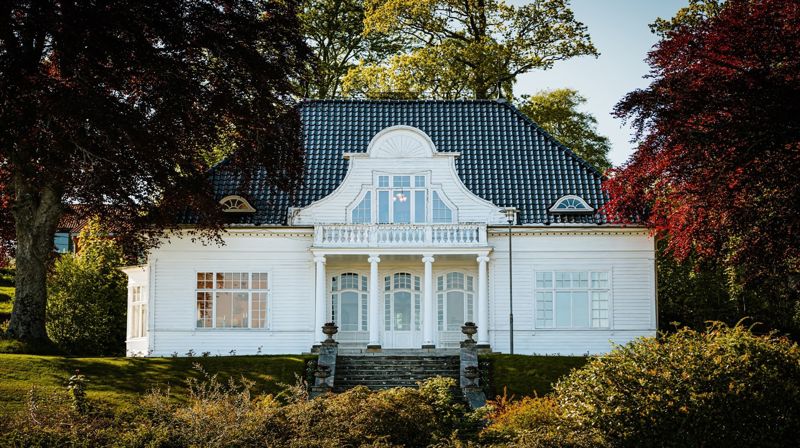 Gode utsikter til ein flott konsert i Nore Neset kyrkje når elevar frå Kongshaug deltek. Kanskje har dei øvd inn kveldens repertoar her i villaen?