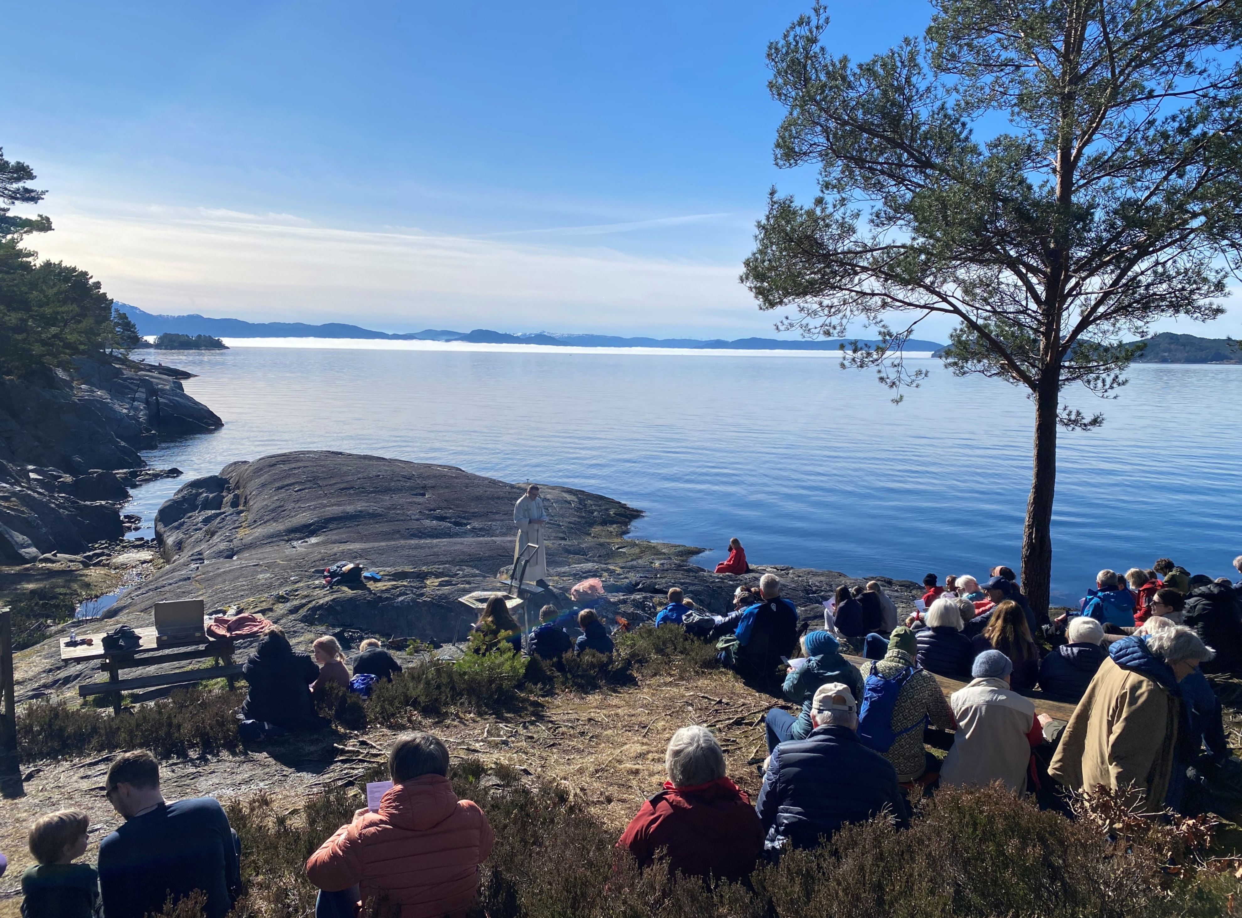 Andre påskedag i Smievågen er ein god gudstenestetradisjon i fantastiske friluftsrammer! Foto: Sigurd Rotvik Tunestveit