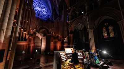 Duoen Kleive & Reiersrud har spelt i lag i fleire tiår. Her frå Olavsfest i Trondheim. (Foto: Esben Krogstad Kamstrup)