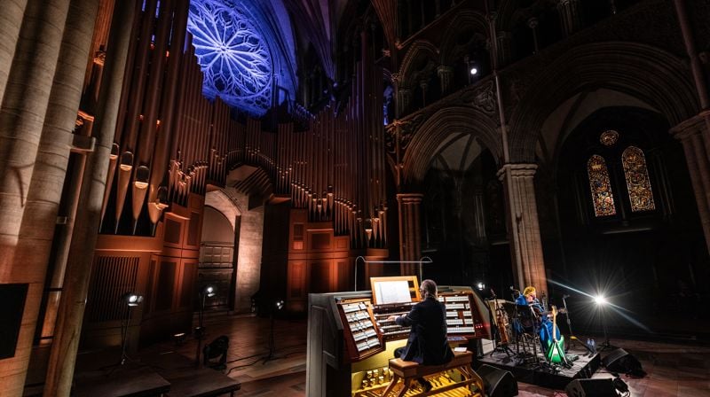 Duoen Kleive & Reiersrud har spelt i lag i fleire tiår. Her frå Olavsfest i Trondheim. (Foto: Esben Krogstad Kamstrup)