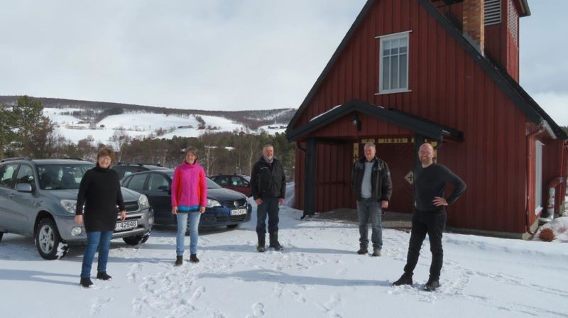 Drive-in-gudstjeneste og klokkeringing.