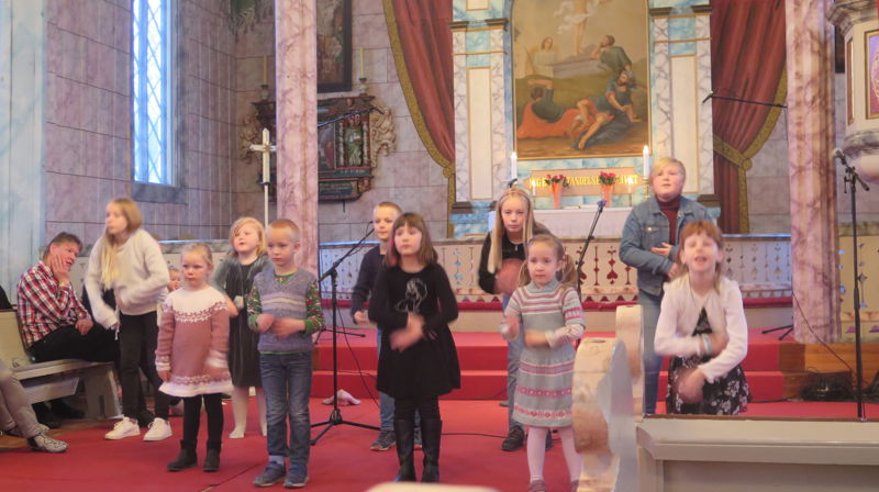 "Lokale helters verker" med Os Familiekor