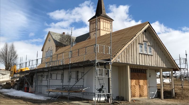 Bli med og spleis på nytt skifertak på Os bårehus