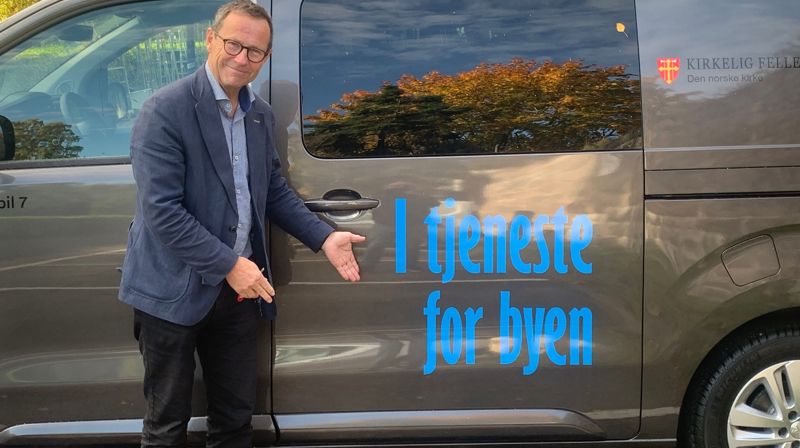 Kirkeverge Robert Wright er glad for at KfiO har fått nye miljøbiler som skal bidra til å synliggjøre kirken i bybildet.