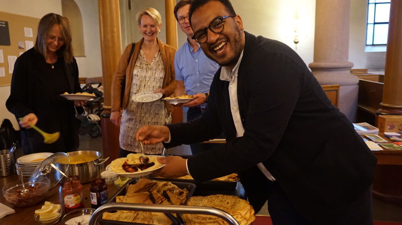 Byråd Omar Gamal koste seg under tirsdagsmiddag i Grønland kirke. Der mottok han også varm takk for strømstøtte på 10 millioner til kirken i Oslo.