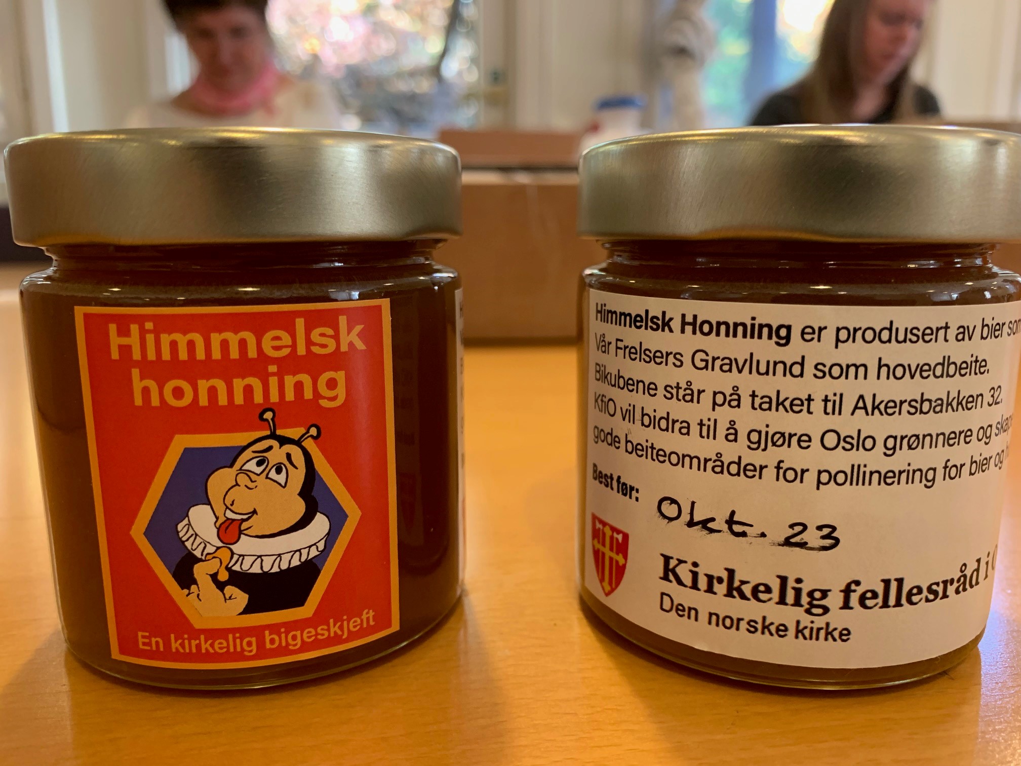 Første innhøsting av KfiOs Himmelske honning er på plass i Akersbakken. Det søte budskap er klar til å bli spredt utover hovedstaden. Etiketten er laget av Knut Anders Løken. 