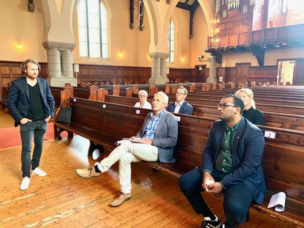 Fellesrådets leder Jostein Vevatne forteller byråd Omar Gamal om vedlikeholdsbehov og lokalt engasjement i Kirken i Oslo.