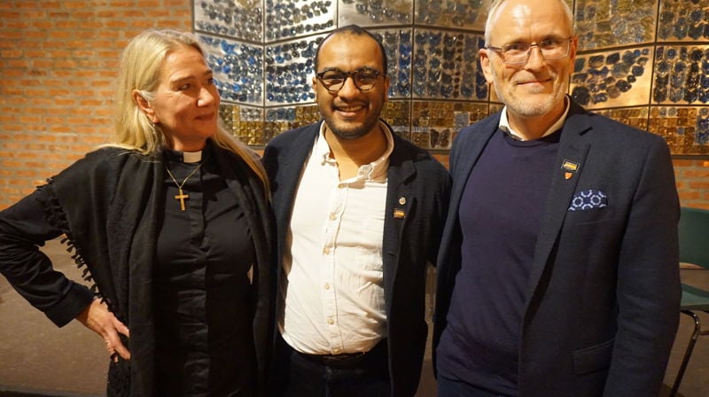 Sokneprest Barbro Schmedling, byråd Omar Samy Gamal og kirkeverge Kjetil Haga på frivillighetskveld i Lambertseter kirke.