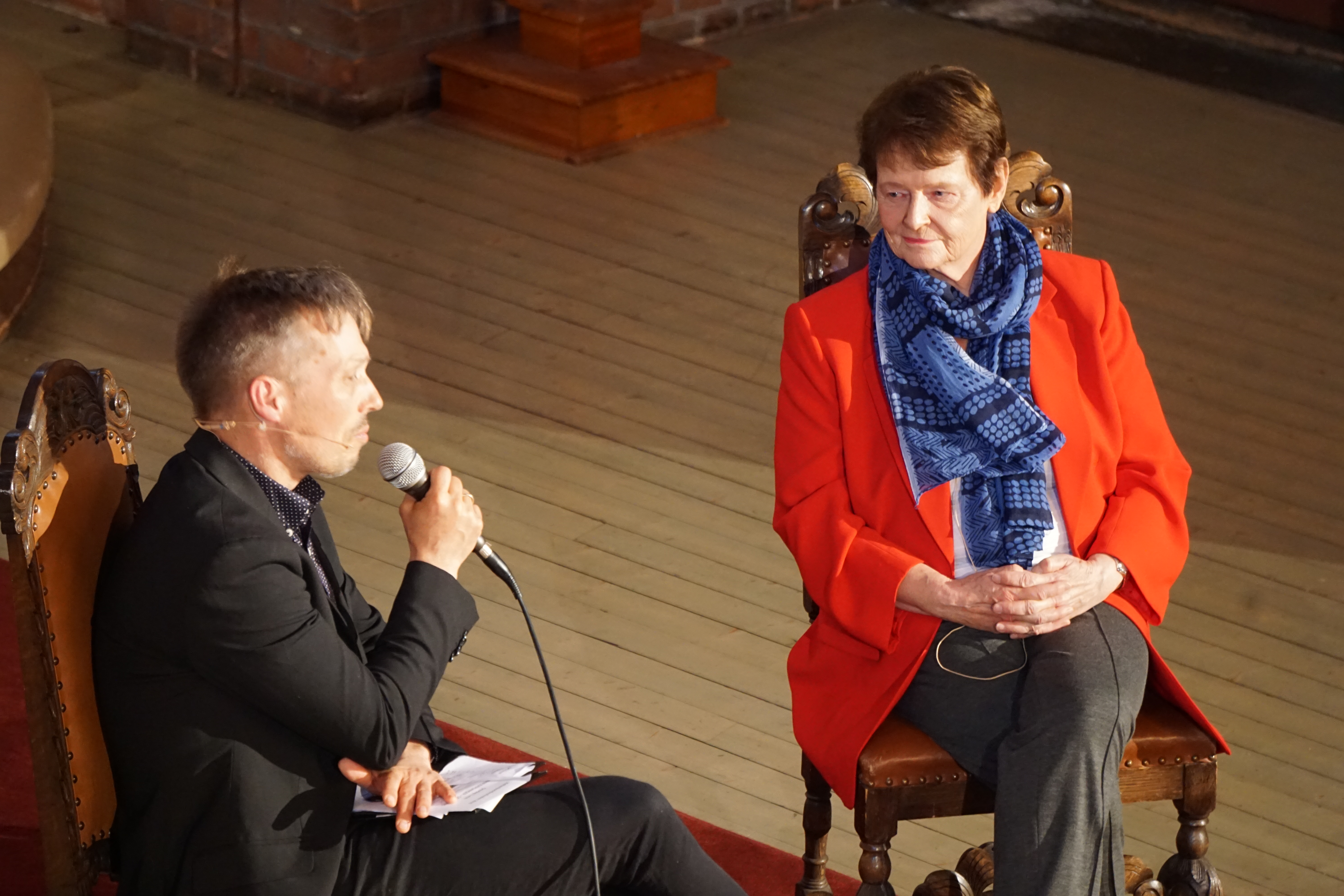 Gro Harlem Brundtland i samtale med Sturla Stålsett en første mai i Sagene kirke. Også i år inviterer menigheten til arbeidersanger og orgelbrus første mai.