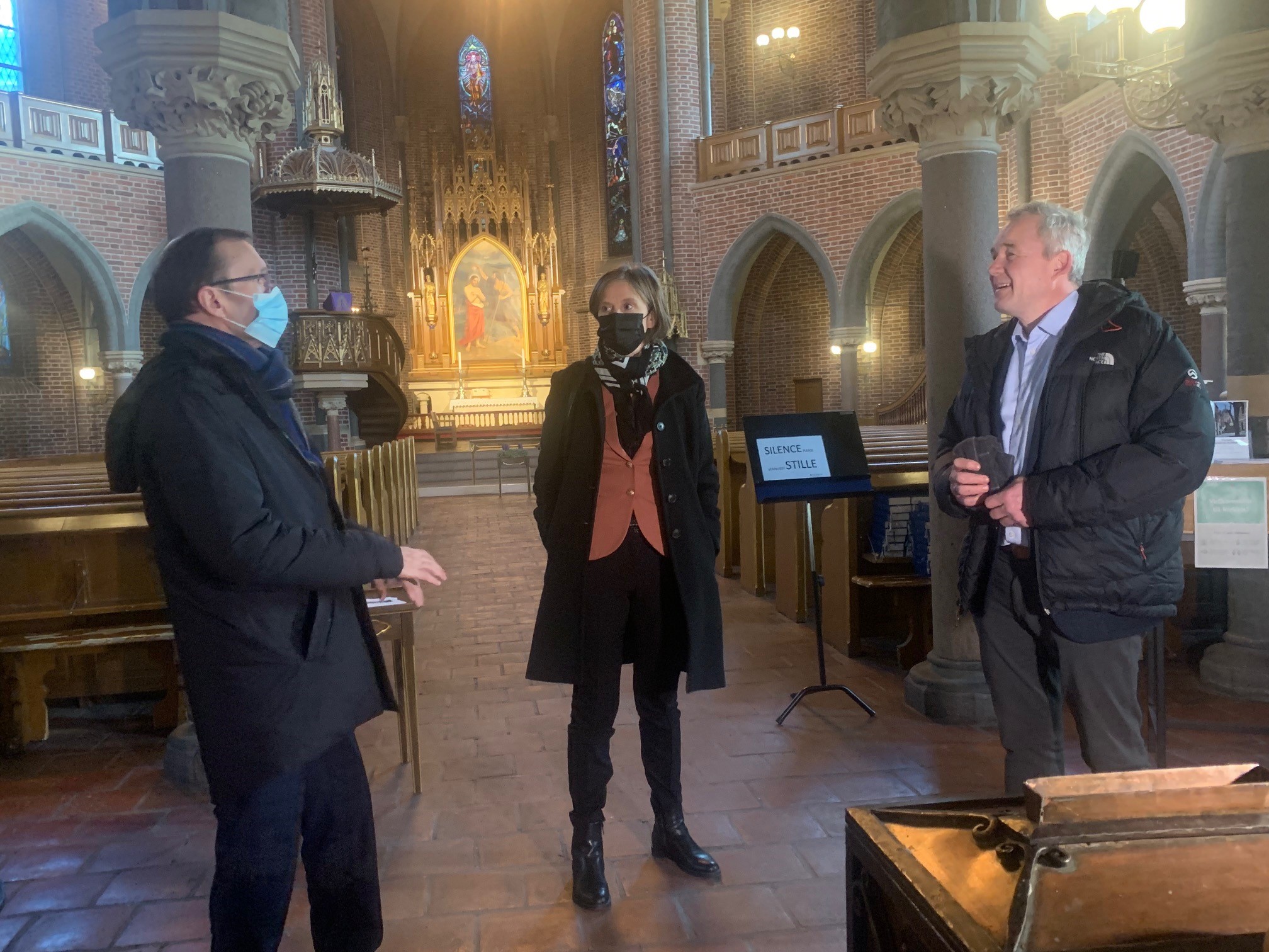 Klima- og miljøminister Espen Barth Eide, barne- og familieminister Kjersti Toppe og bygg- og eiendomssjef Andrè E. Selli i Trefoldighetskirken.