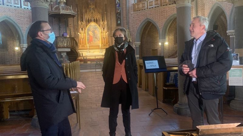 Klima- og miljøminister Espen Barth Eide, barne- og familieminister Kjersti Toppe og bygg- og eiendomssjef Andrè E. Selli i Trefoldighetskirken.