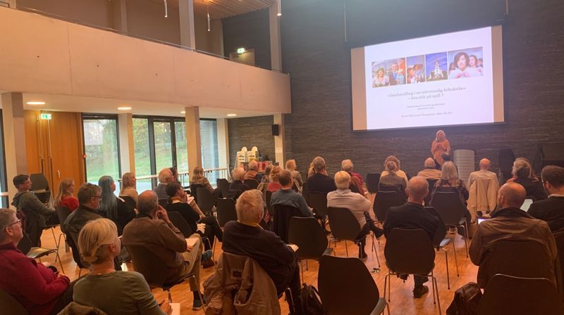 Menighetsrådsmedlemmer fra Oslo lytter til KA-direktør Marit Halvorsen Hougsnæs som foredrar om kirkelig organisering i Bøler kirke.