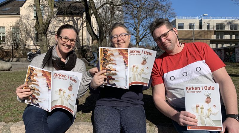 Anne Westgård, Liv Irene Ruud og Ove Møllerhagen, ansatte i fellesrådet, koser seg i vårsola med Kirken i Oslo - rett fra trykkeriet.