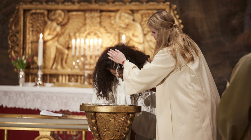 Mange tok imot biskopens invitasjon til drop in-dåp i Oslo domkirke påskeaften. Foto fra Oslokirkens dåpskampanje: Stein Bråthen.