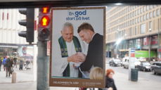 En av dåpsplakatene som fyller bybildet. Dette er tatt på 37 bussen, og vi ser sokneprest Espen Feilberg Jacobsen i Nordstrand med dåpsbarn og dåpspappa.