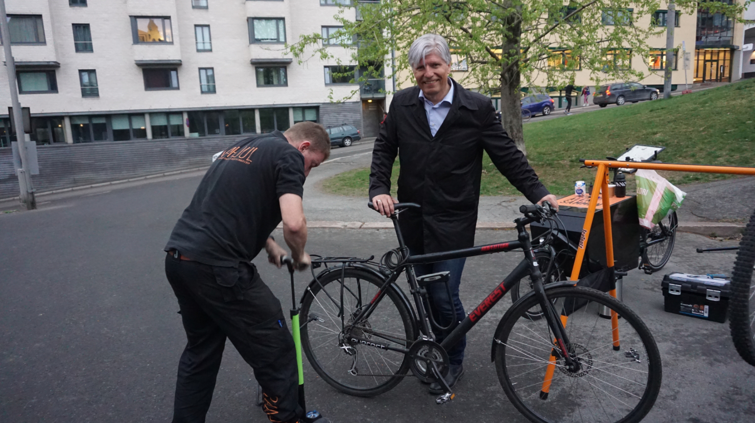 Klima- og miljøminister Ola Elvestuen besøker Fagerborg menighets sykkelverksted.