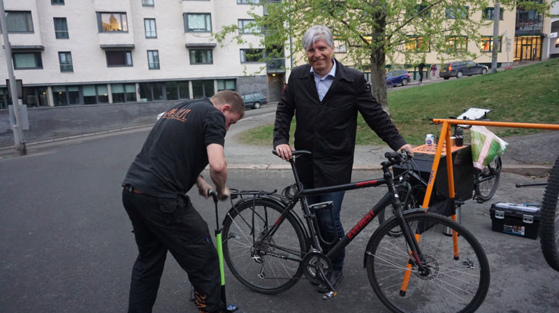 Klima- og miljøminister Ola Elvestuen besøker Fagerborg menighets sykkelverksted.