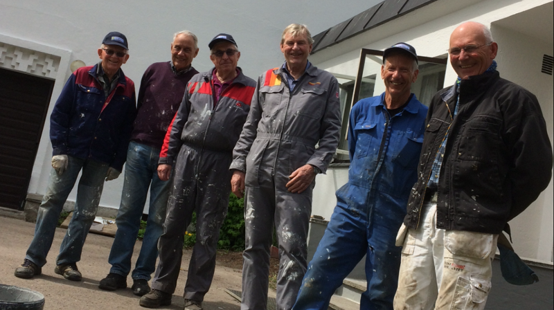 "Gubbe-gjengen" har pusset opp Høybråten kirken. Leder Helge Vinorum står helt til høyre.