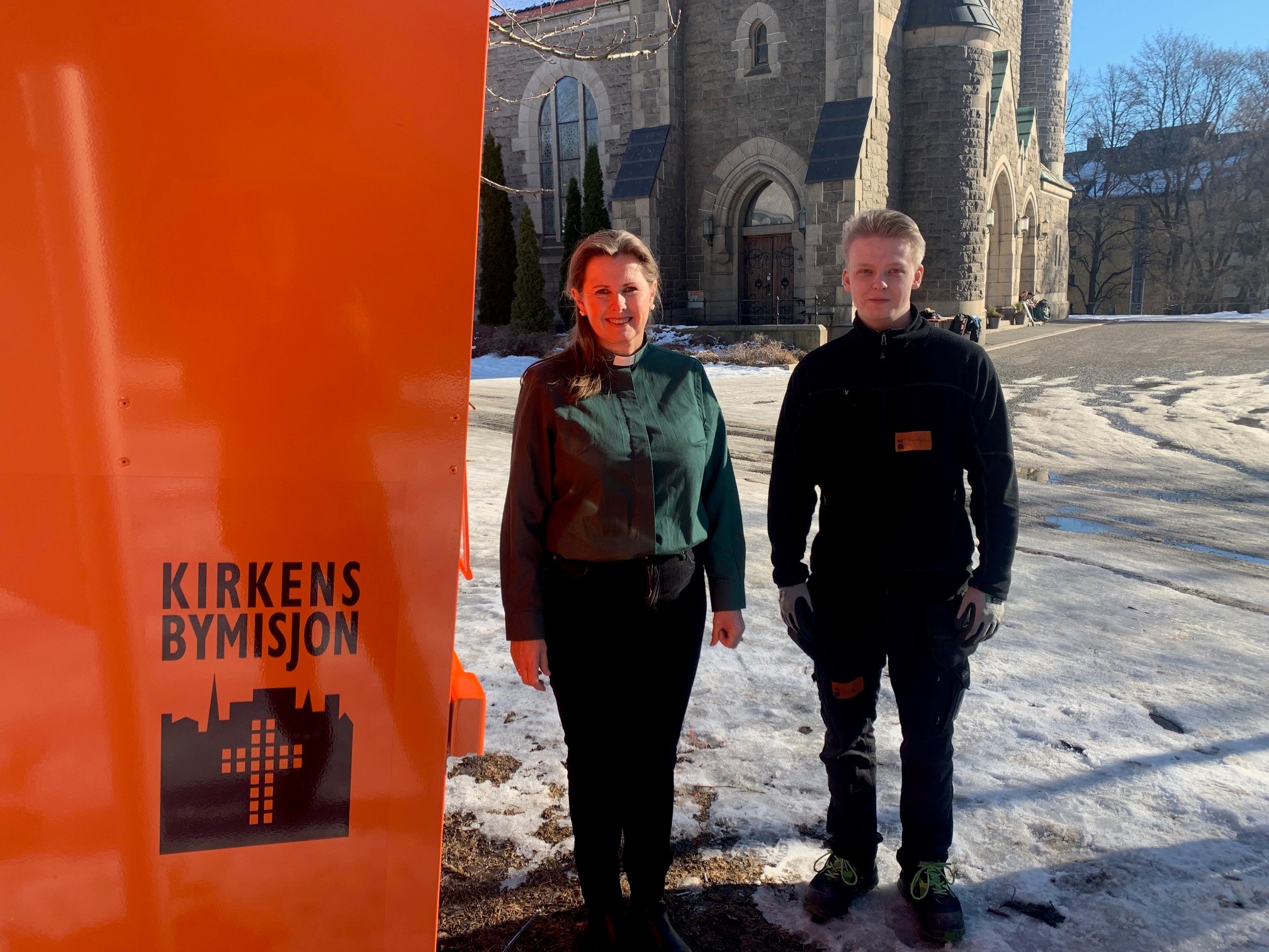 Diakon Gunn Iren i Fagerborg menighet og ansatt Joakim i Kirkens Bymisjon vil gjerne at flere menigheter setter opp tekstilinnsamling utenfor kirkene.