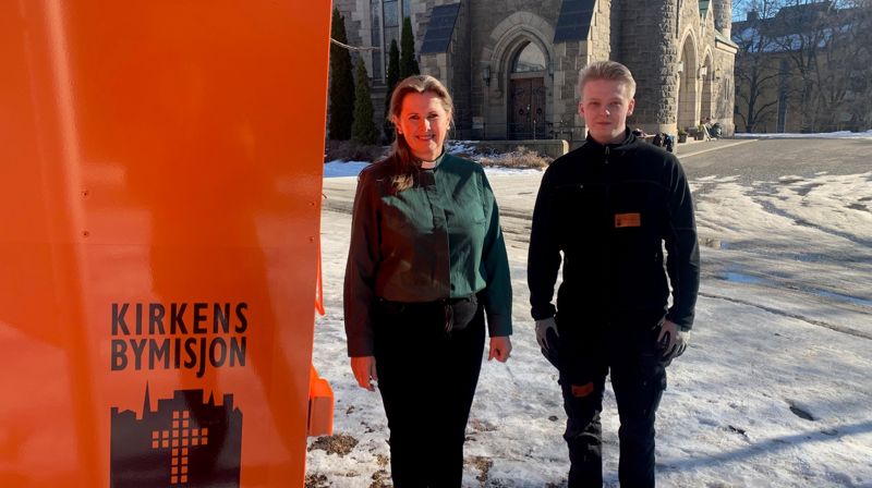 Diakon Gunn Iren i Fagerborg menighet og ansatt Joakim i Kirkens Bymisjon vil gjerne at flere menigheter setter opp tekstilinnsamling utenfor kirkene.