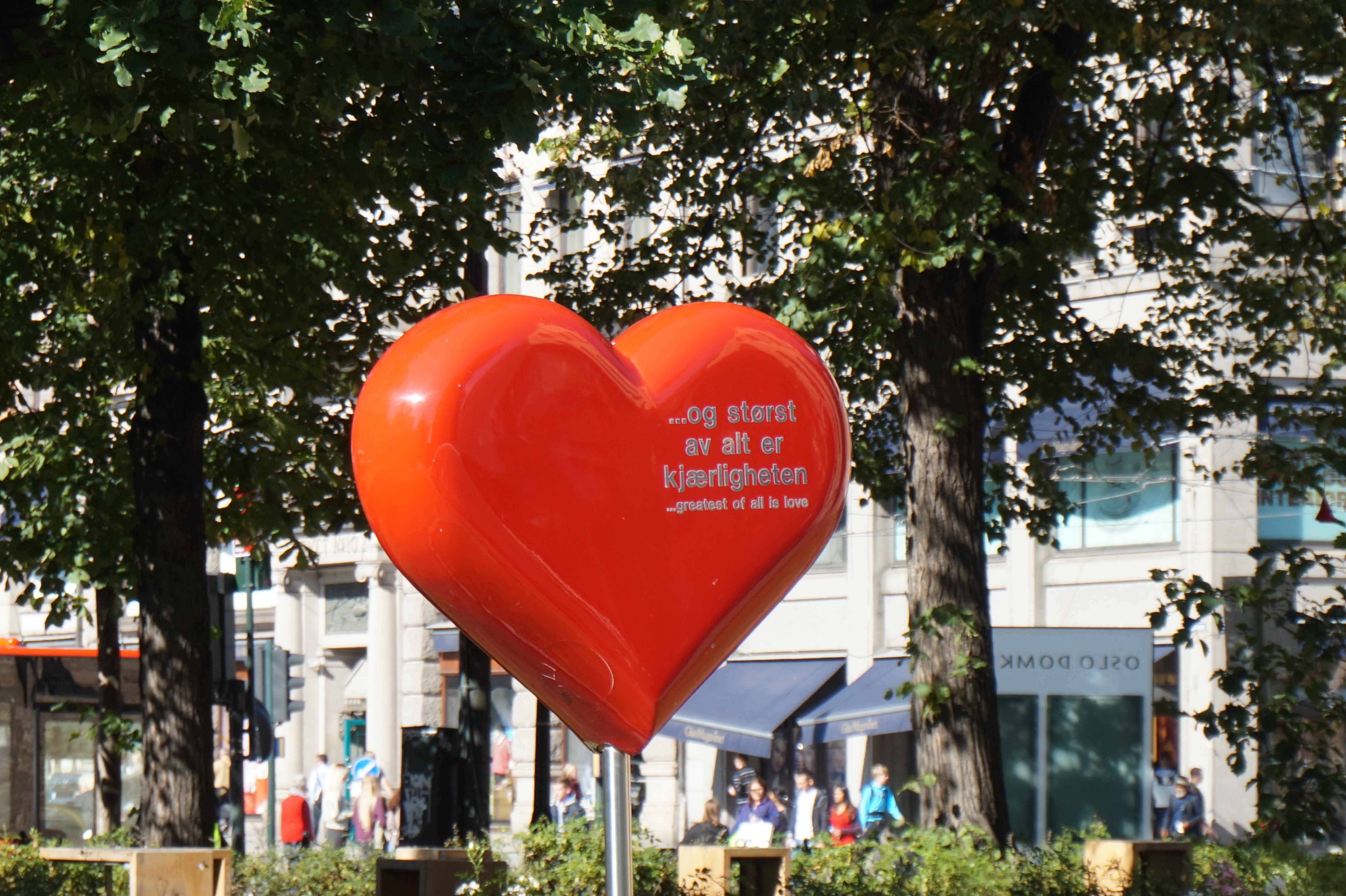 Minneshjertet utenfor domkirken setter følelsene i sving