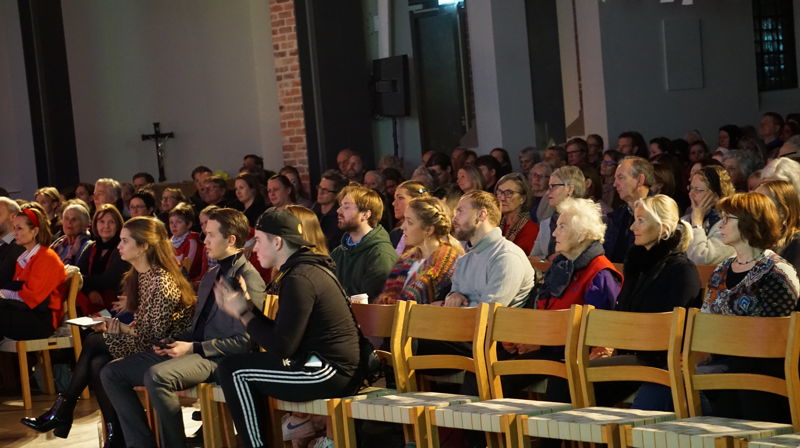 "Gud gjør ikke forskjell på folk" (efes. 6,9). Meld deg inn i Den norske kirke. Fra konsert i Nordstrand kirke.