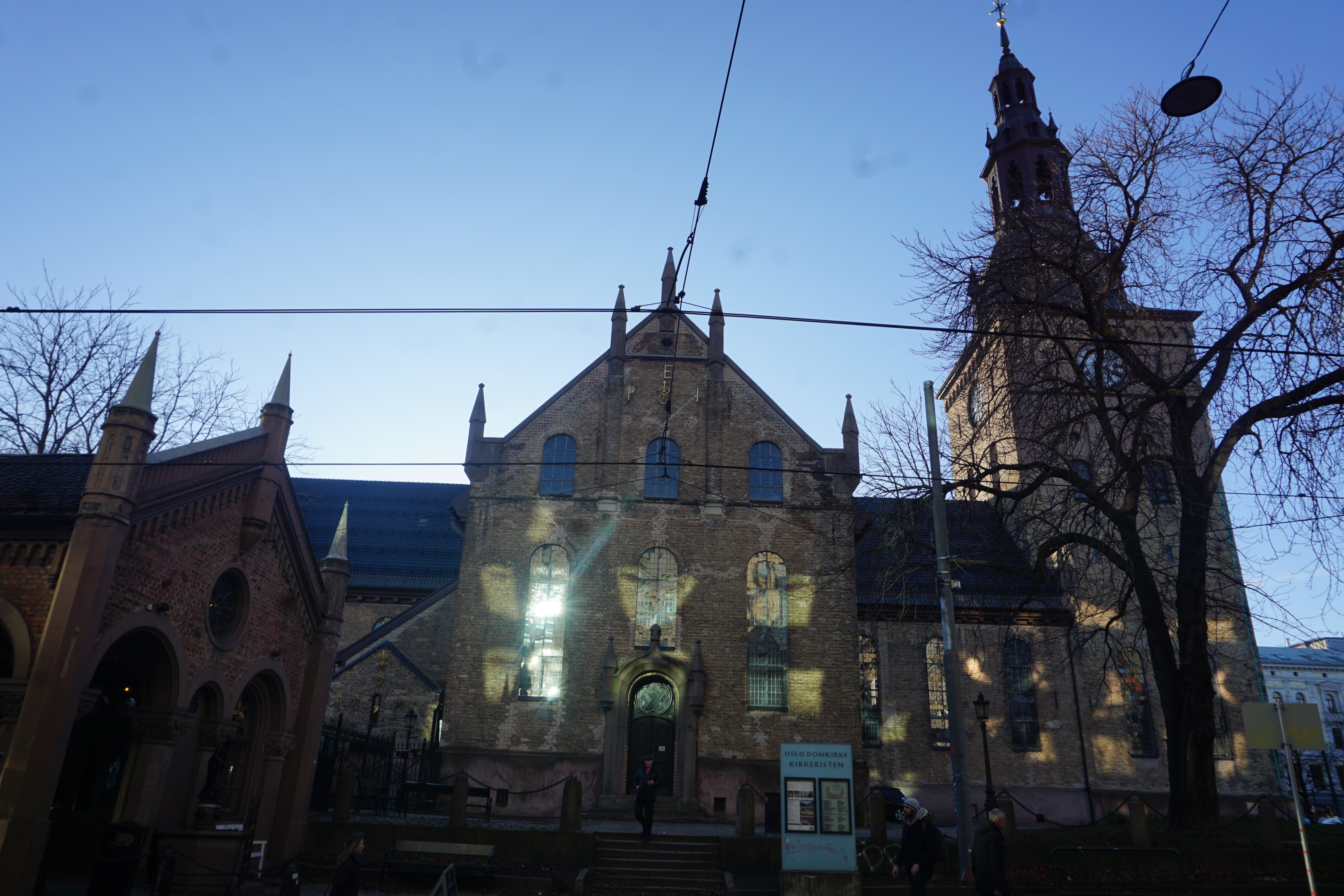 Første mai er det direktesendt gudstjeneste fra Oslo domkirke kl. 1100.