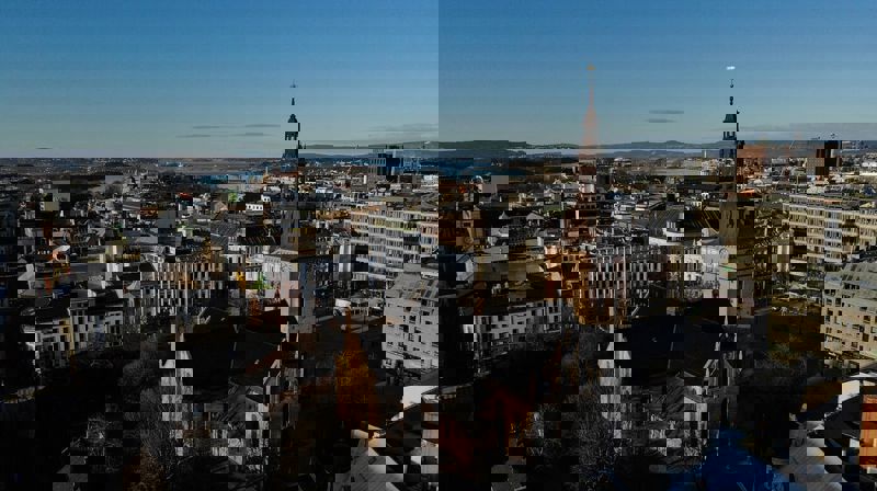 Menighetene i Oslo bispedømme har et bredt tilbud på nettet og sosiale medier når vi ikke kan møtes i kirken. Foto: Kfio luftfoto