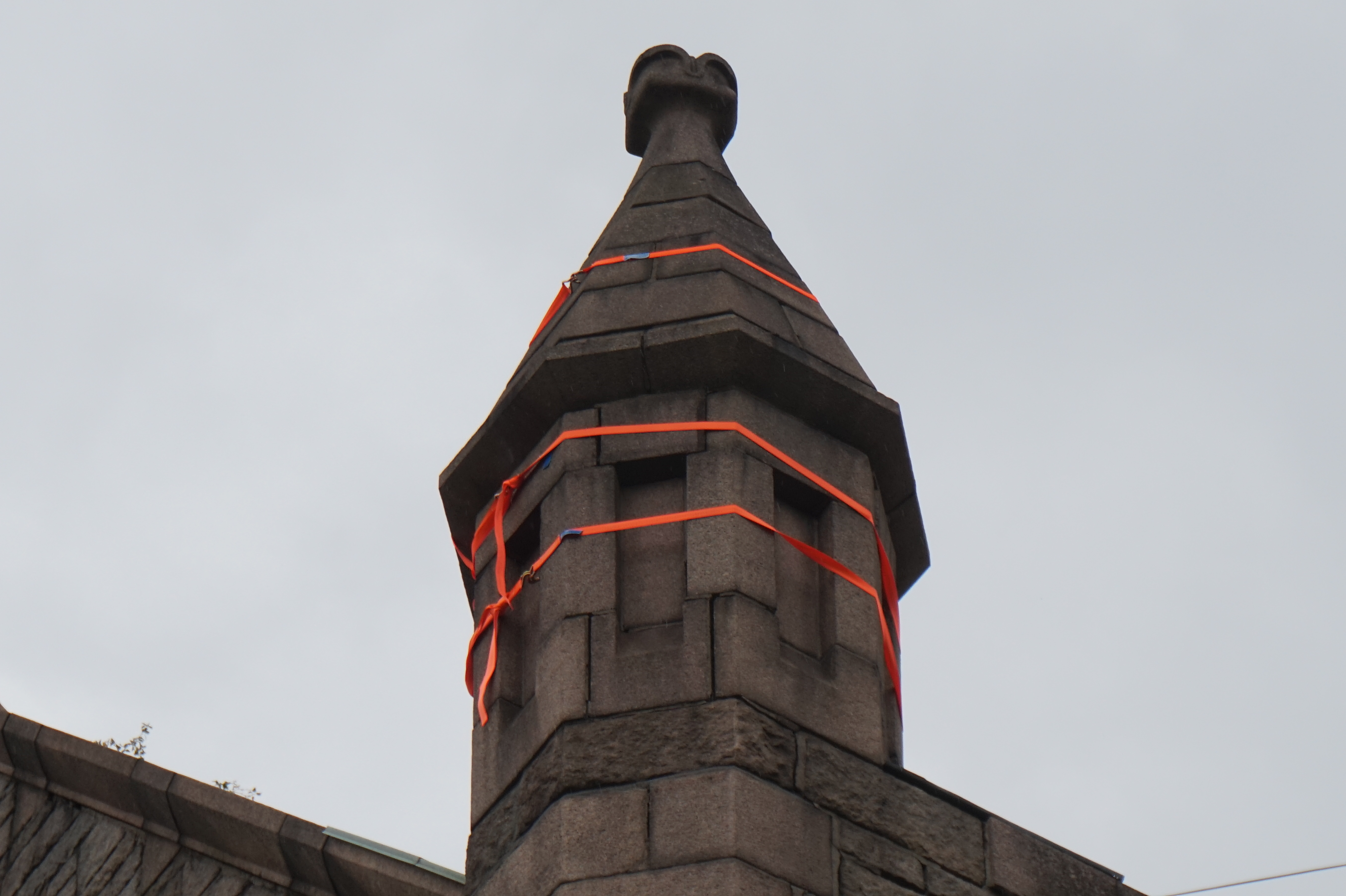 Et av tårnene på Frogner kirke er sikret med stropper fra Biltema.