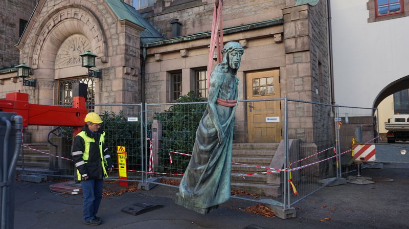 Jesus blir fjernet fra Frogner kirke.