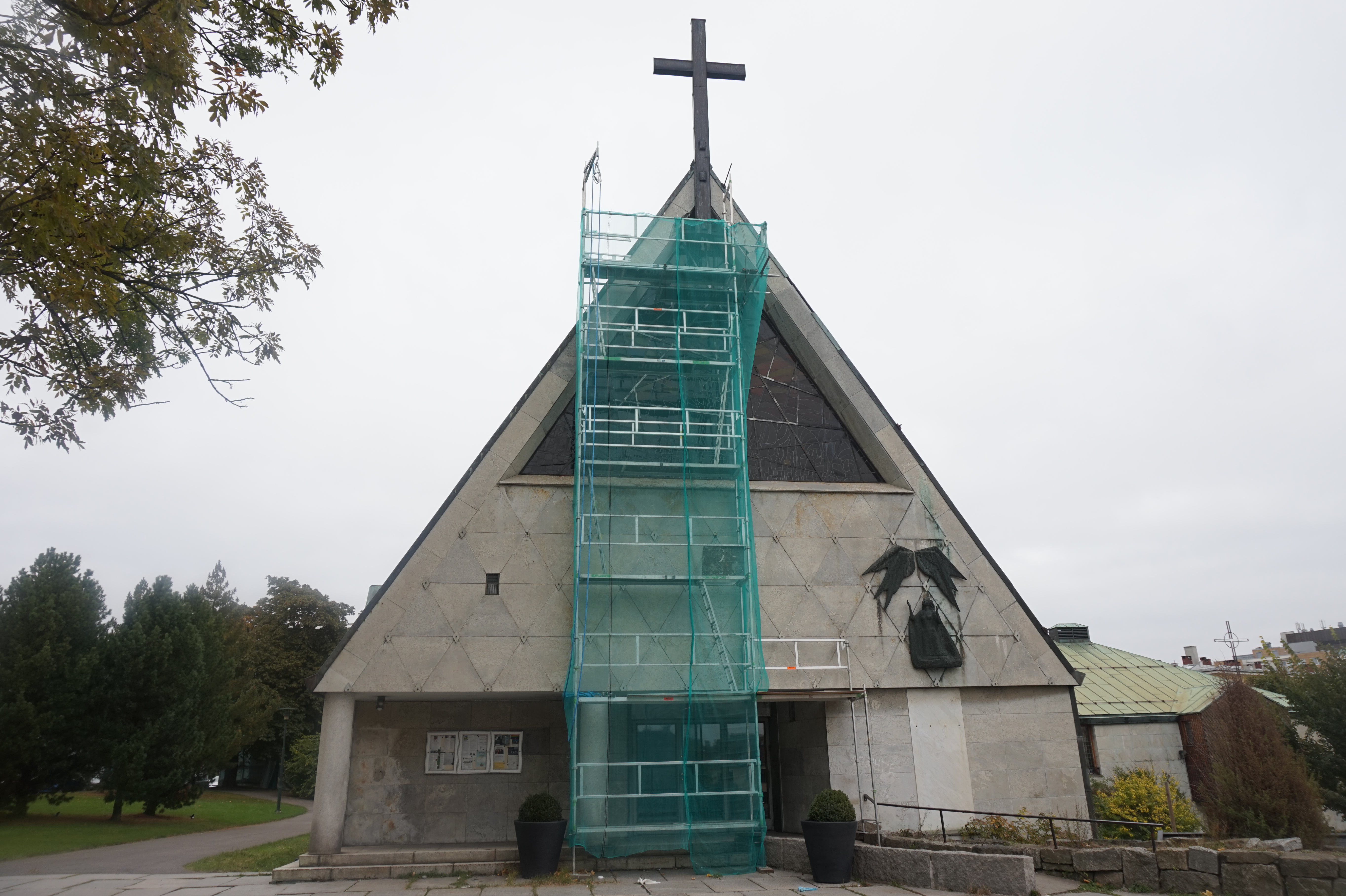 Et stillas sikrer inngangspartiet på Torshov kirke for at ikke løse stener skal rase ut.
