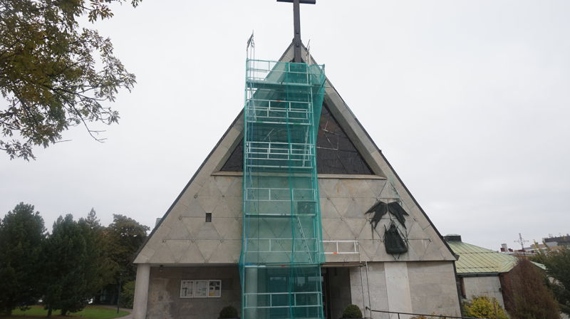 Et stillas sikrer inngangspartiet på Torshov kirke for at ikke løse stener skal rase ut.
