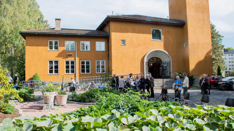 Ila kirke har fått egen klosterhage. Foto Helga Lindland.