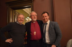 Her gratulerer biskop Ole Christian Kvarme ny leder for Oslo bispedømmeråd (fra høyre) Gard Realf Sandaker-Nielsen. Foto Oslo bispedømme