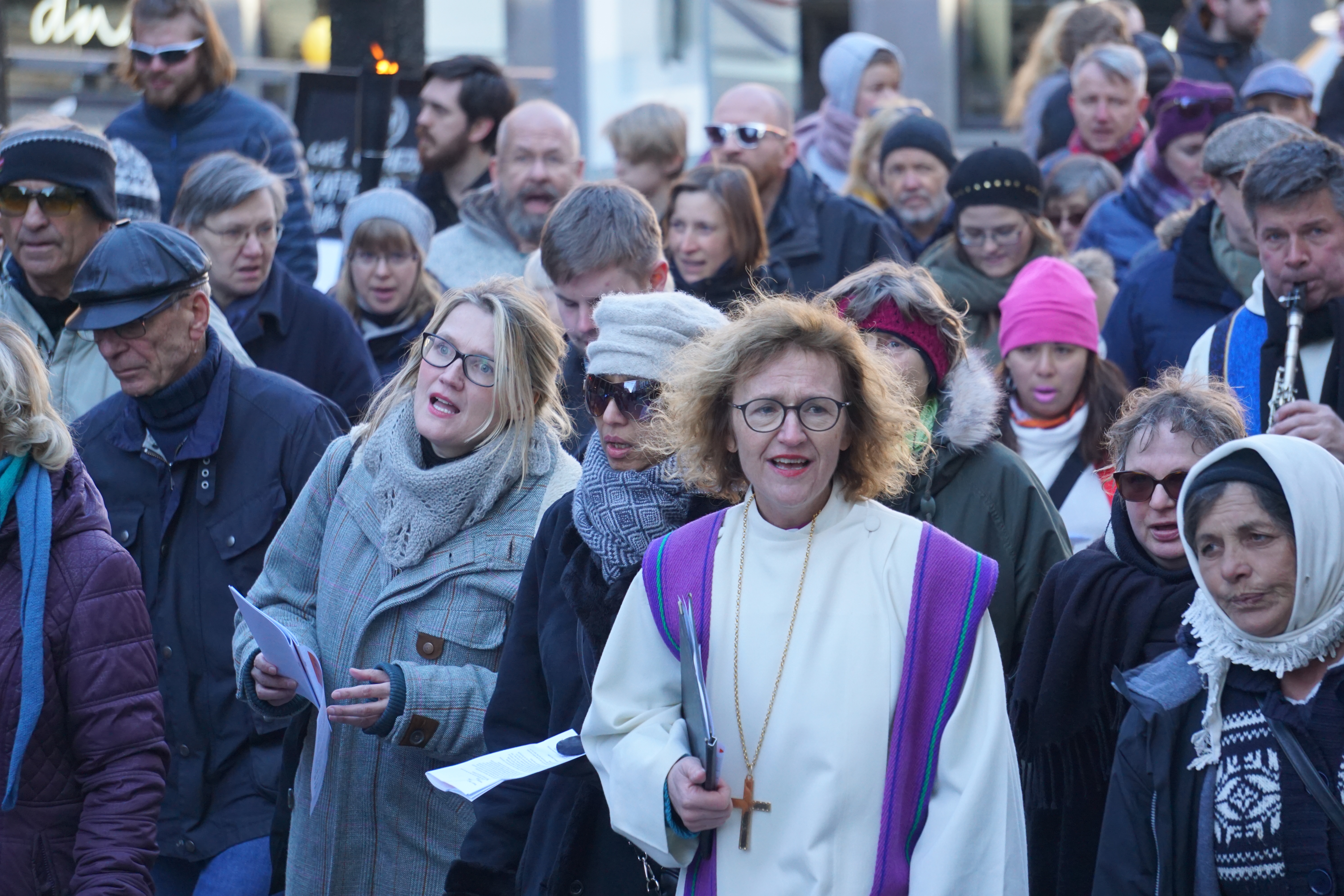 Biskop Kari Veiteberg på korsvandring i Oslos gater.