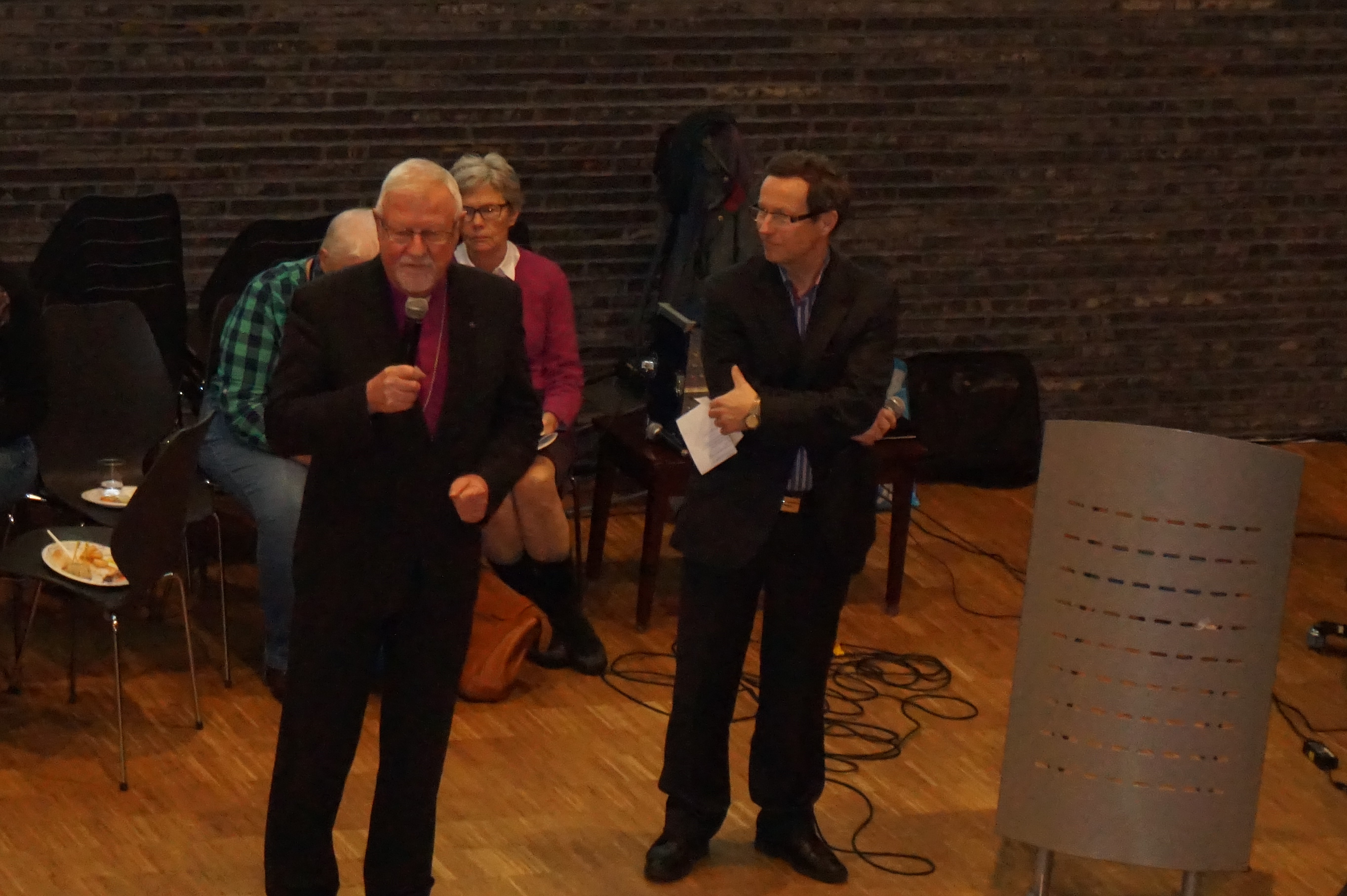 Robert Wright (t.h.)roser Ole Christian Kvarme for hans innsats som biskop i Oslo.