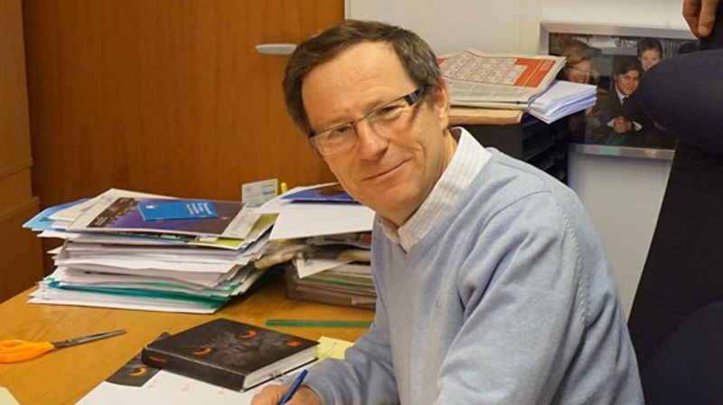 Seks nye år for Robert Wright