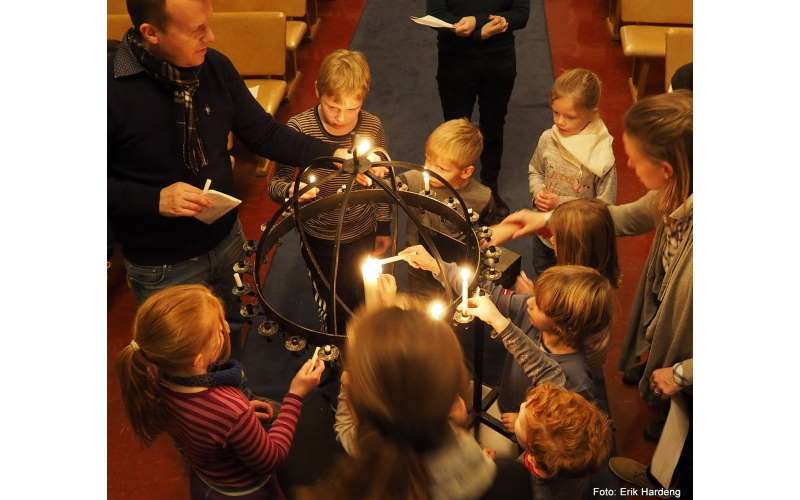 På "superdagene" er det både middag og samlingsstund. Her fra Supermandag i Bakkehaugen 28. november 2016. Christoffer Tjelle har tatt med seg barna inn i kirkerommet. Foto: Erik Hardeng