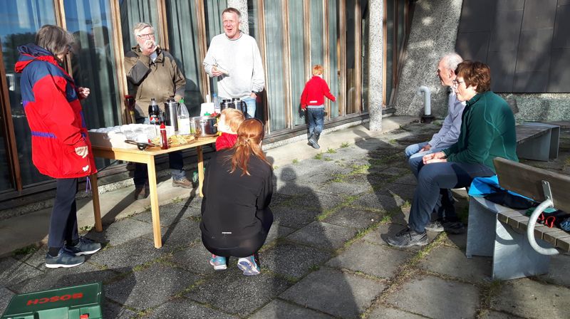 Fint vær på vårdugnad i Bakkehaugen - en liten del av de frivilliges innsats for BMVA. Foto: B.Kjelsvik