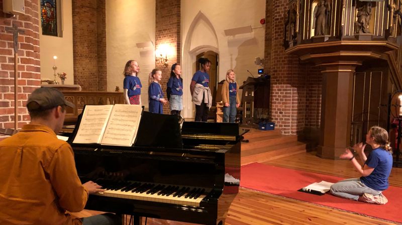 Ullevål barnegospel sang av full hals på sin konsert forrige uke – til stor glede for familie, venner og kjente. De fortsetter med sine korøvinger framover. Foto: Tone Tønsberg